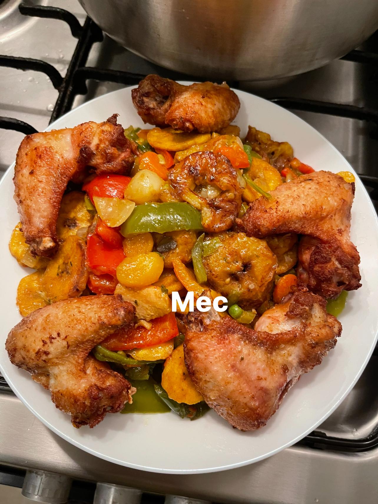Mélange de banane plantain aux légumes et ses ailes de poulet fris Cuisine de Chez Nous