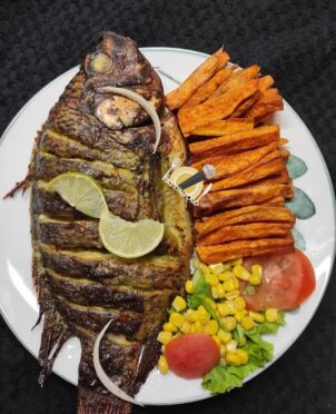 Poisson au four accompagné de frites de patate douce