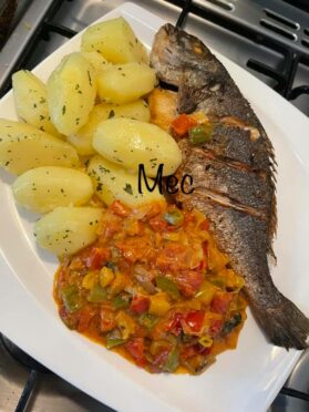 Pommes vapeur au persil accompagné d’une belle dorade poêlée et ses légumes à la moutarde