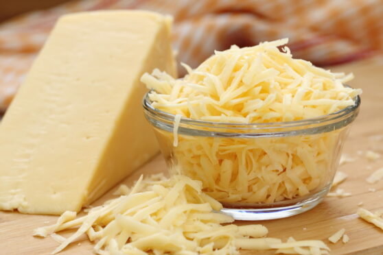 La meilleure façon de râper le fromage sans râpe.
