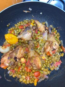 Poulet sauté aux petits pois.