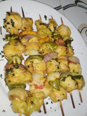 Des brochettes de poulet au four.