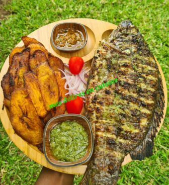Petite carpe grillée et ses bananes plantain