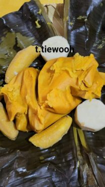 Le fameux koki ( met de haricot en papillote) , avec igname ou plantain mûr.