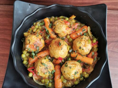 Des boulettes de poulet aux petits pois carottes.
