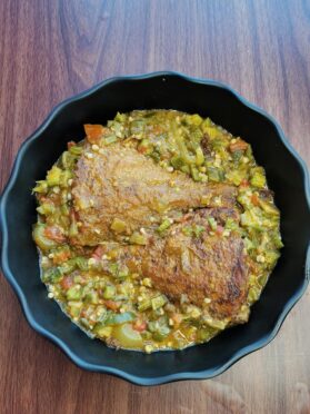 Poisson frit à la sauce gombo