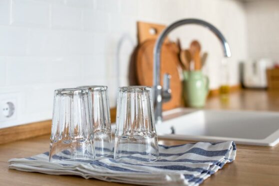 5 astuces magiques pour des verres scintillants et éclatants de propreté comme dans les restos