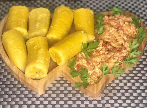 Des oeufs brouillés aux bananes plantain  une pure délice.