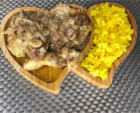 Poulet à la moutarde et son riz jaune.