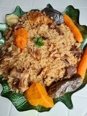 Riz gras au lait de coco viande de bœuf et maquereau émietté
