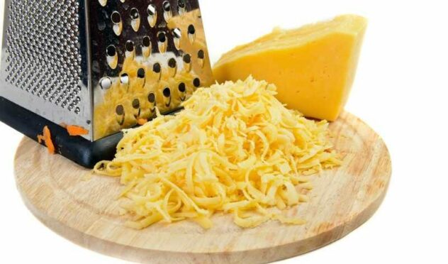 Une astuce pour éviter que le fromage ne colle à la râpe