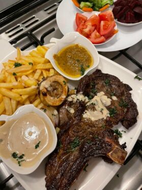 Entrecôte de bœuf accompagnée d’une petite sauce poivre