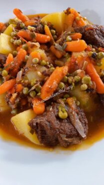 Délicieux ragout de boeuf pommes de terre petits pois et carottes.
