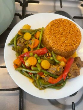 Boule de riz rouge et sa viande de bœuf aux légumes