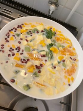Belle salade de fruits au lait