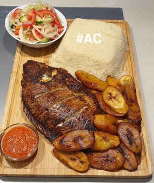 Attiéké  avec poisson frit  alloco et sa salade de crudités