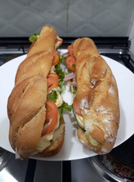 Sandwich bien garni jambon / fromage .