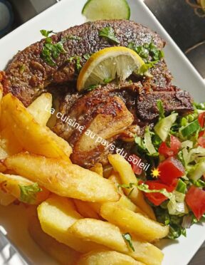 Entrecôte de boeuf au four accompagnés des frites et une petite salade 🥗