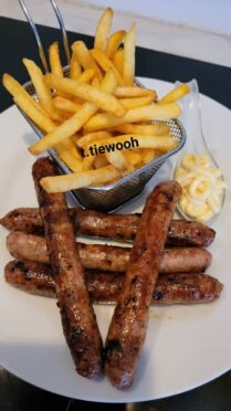 Saucisses aux frites.