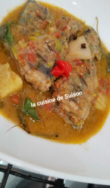 Soupe exotique de poisson à l’ananas