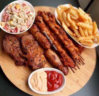 Viande au four, frites de pommes de terre