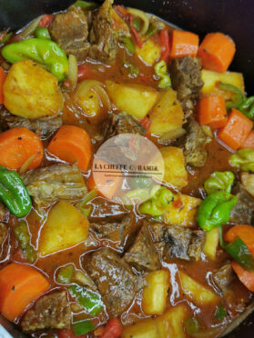 Délicieux ragoût de bœuf aux pommes de terre et carottes.