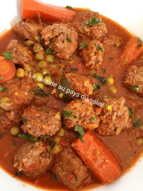 Boulette de viande hachée à la sauce tomate, petit pois et carottes