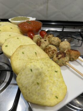 Boulettes de poulet, rondelle d igname et ses 2 sauces