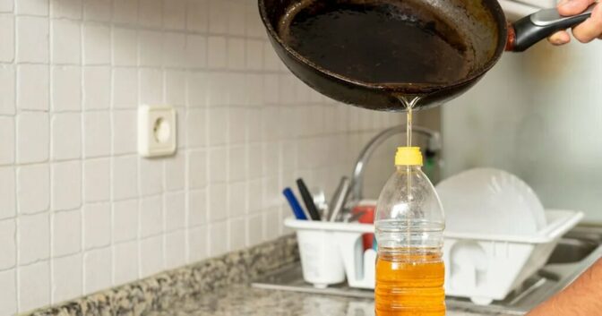 Une astuce facile et simple pour se débarrasser de l’huile sans obstruer les égouts !