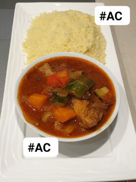 Couscous avec une bonne sauce aux légumes