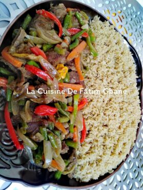 Du riz gras accompagné d’un sauté de viande aux légumes