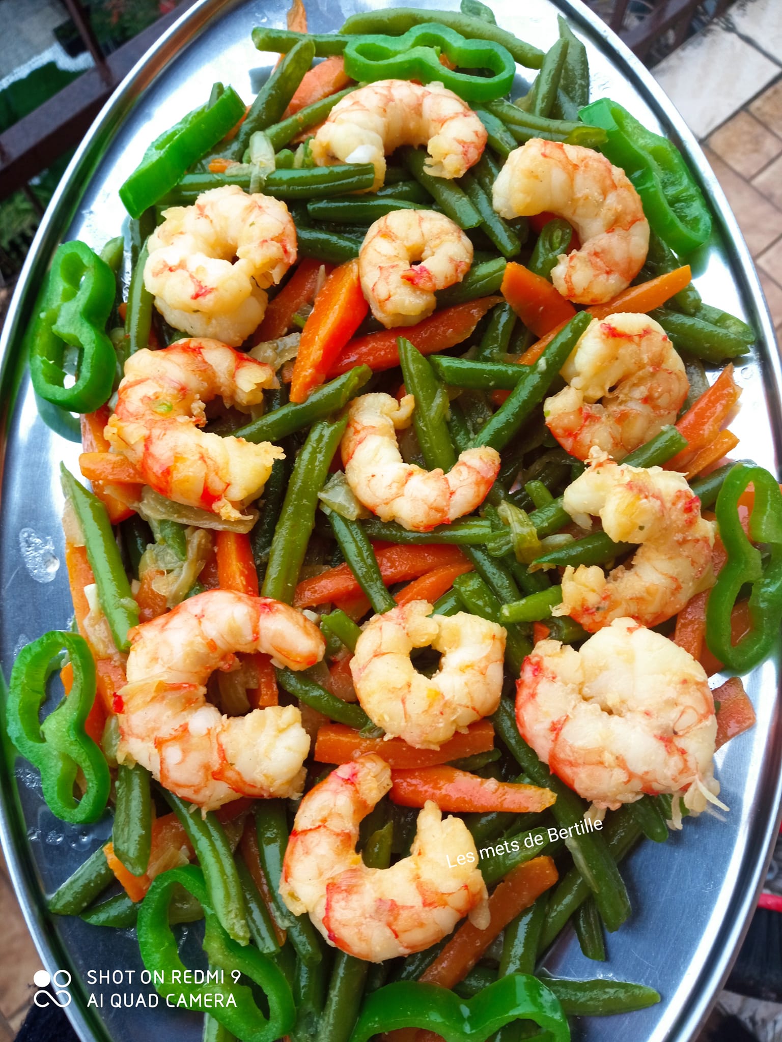 Entrée chaude aux crevettes sautées à l’ail, haricots verts et carottes