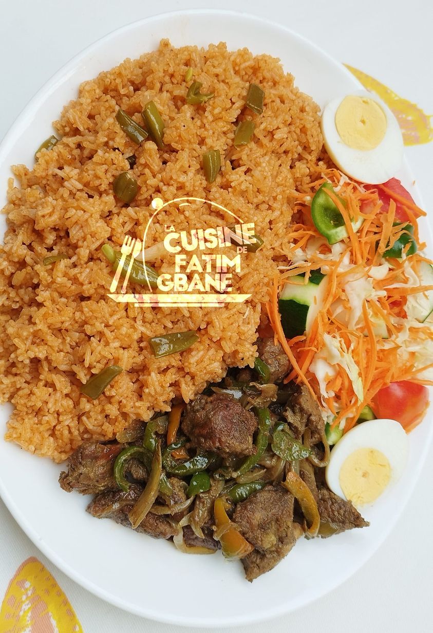 Du riz gras avec son sauté de viande et sa délicieuse salade de choux 😋 ...