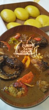 Foutou banane à la sauce djoumgblé (poudre de gombo sec)