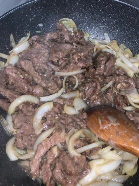 Recette de bœuf aux oignons accompagné de riz blanc!