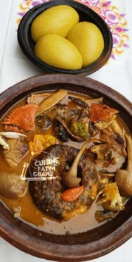 Du foutou banane avec une délicieuse sauce claire au poisson fumé