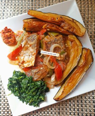 Poisson salé sauté aux oignons,poivrons avec des légumes verts et aubergines