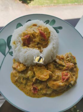 Du poulet  au curry accompagné de riz blanc.