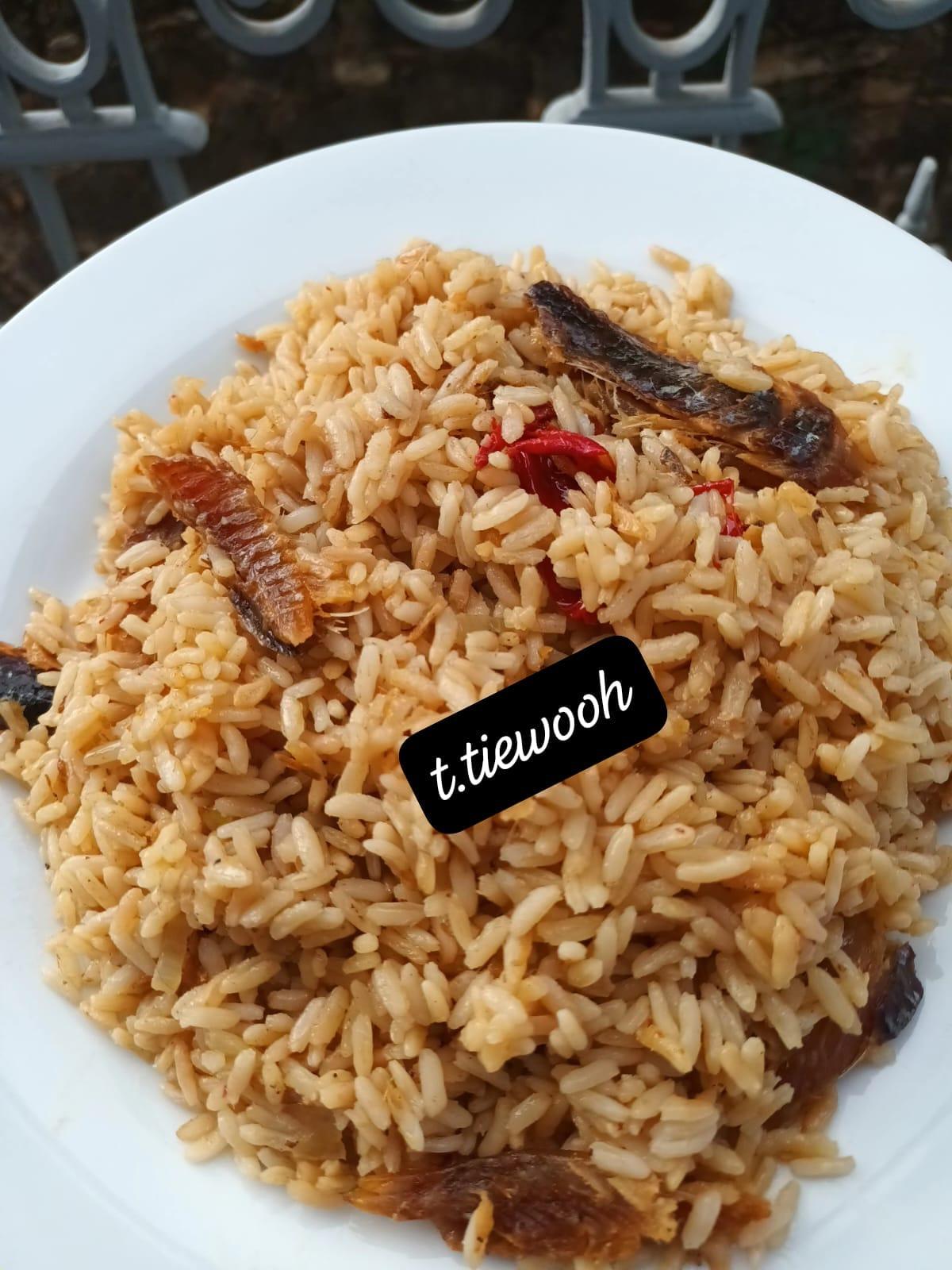 Riz sauté bounga( poisson fumé)