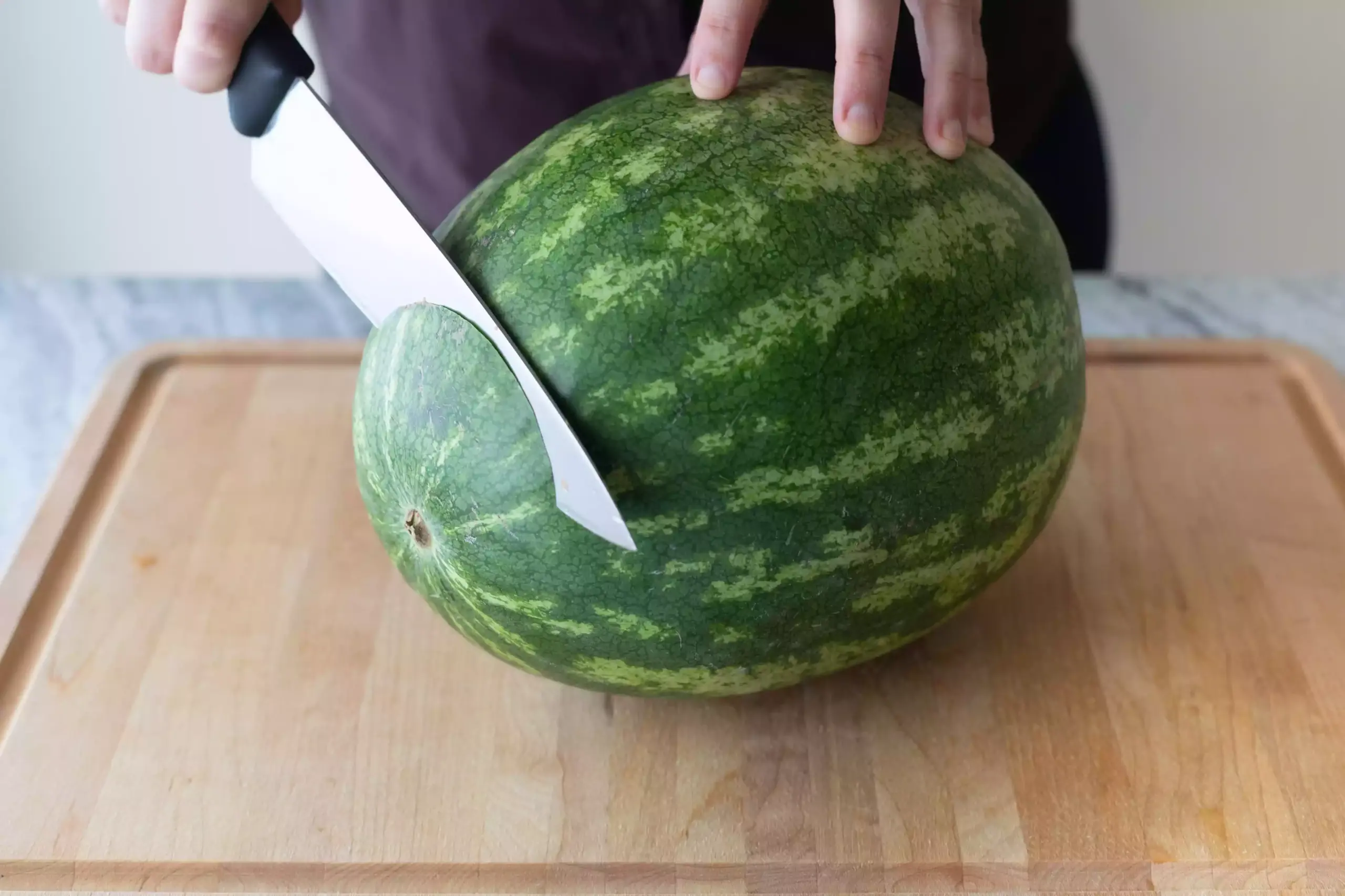 Couper les extrémités de la pastèque
