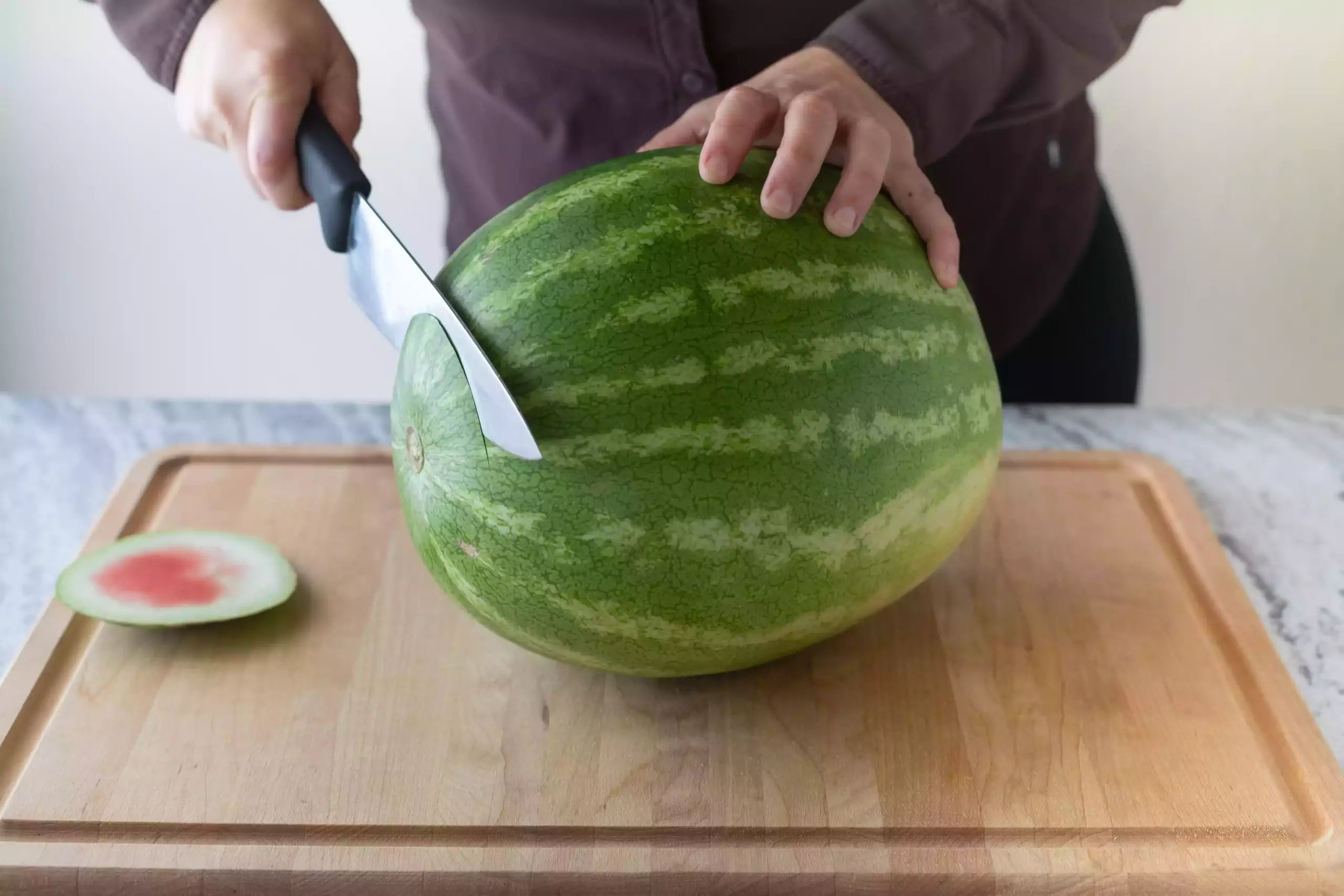 Couper les extrémités d'une pastèque