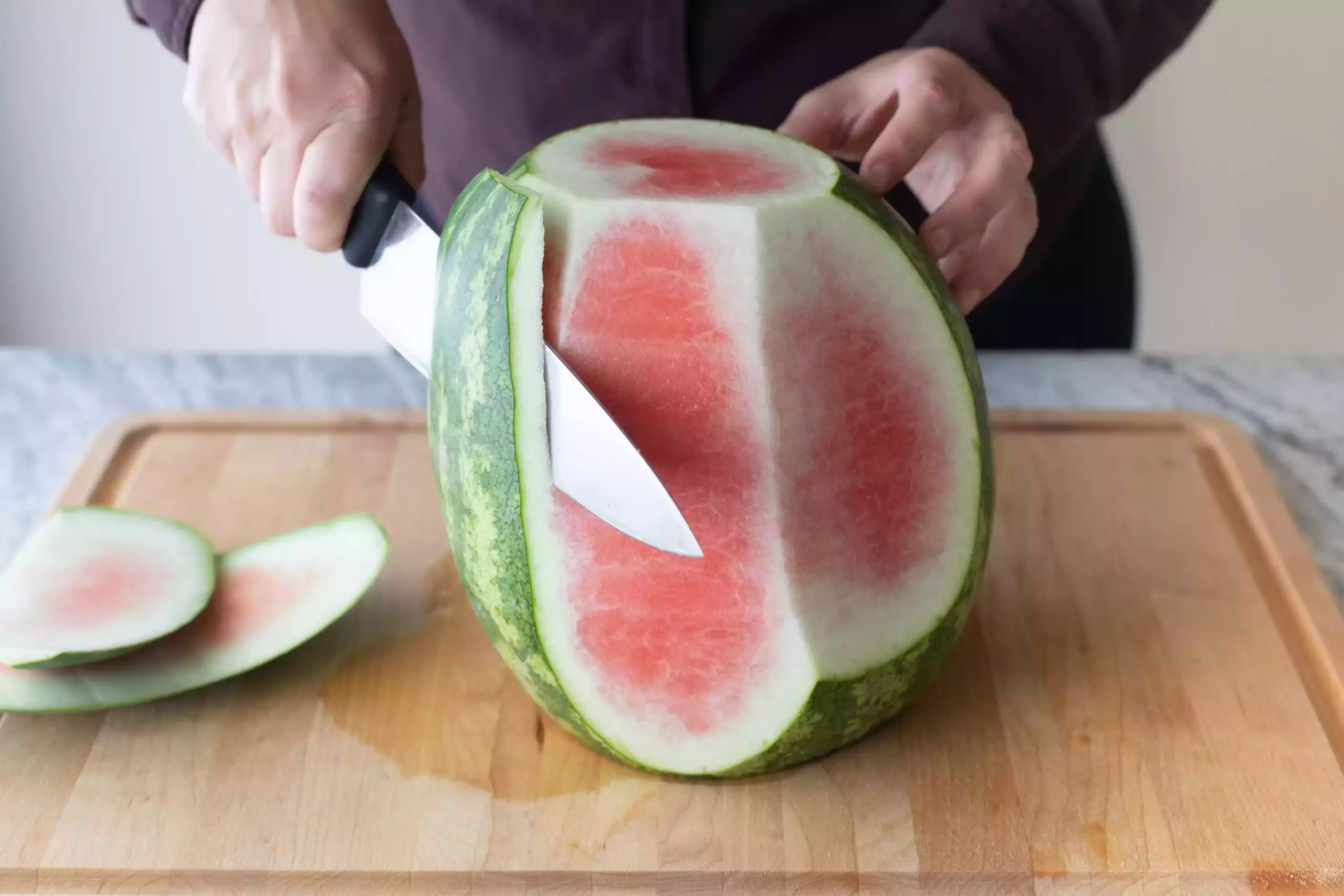 Couper tout le zeste de pastèque