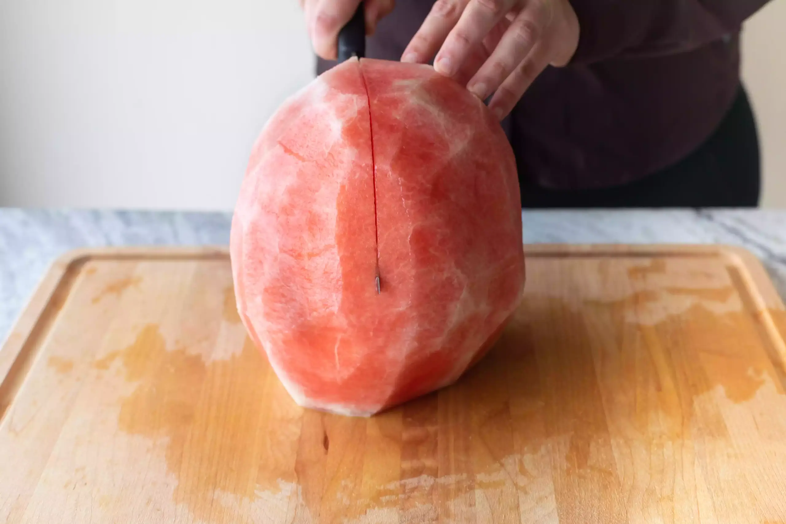 Couper une pastèque sans l'écorce en deux