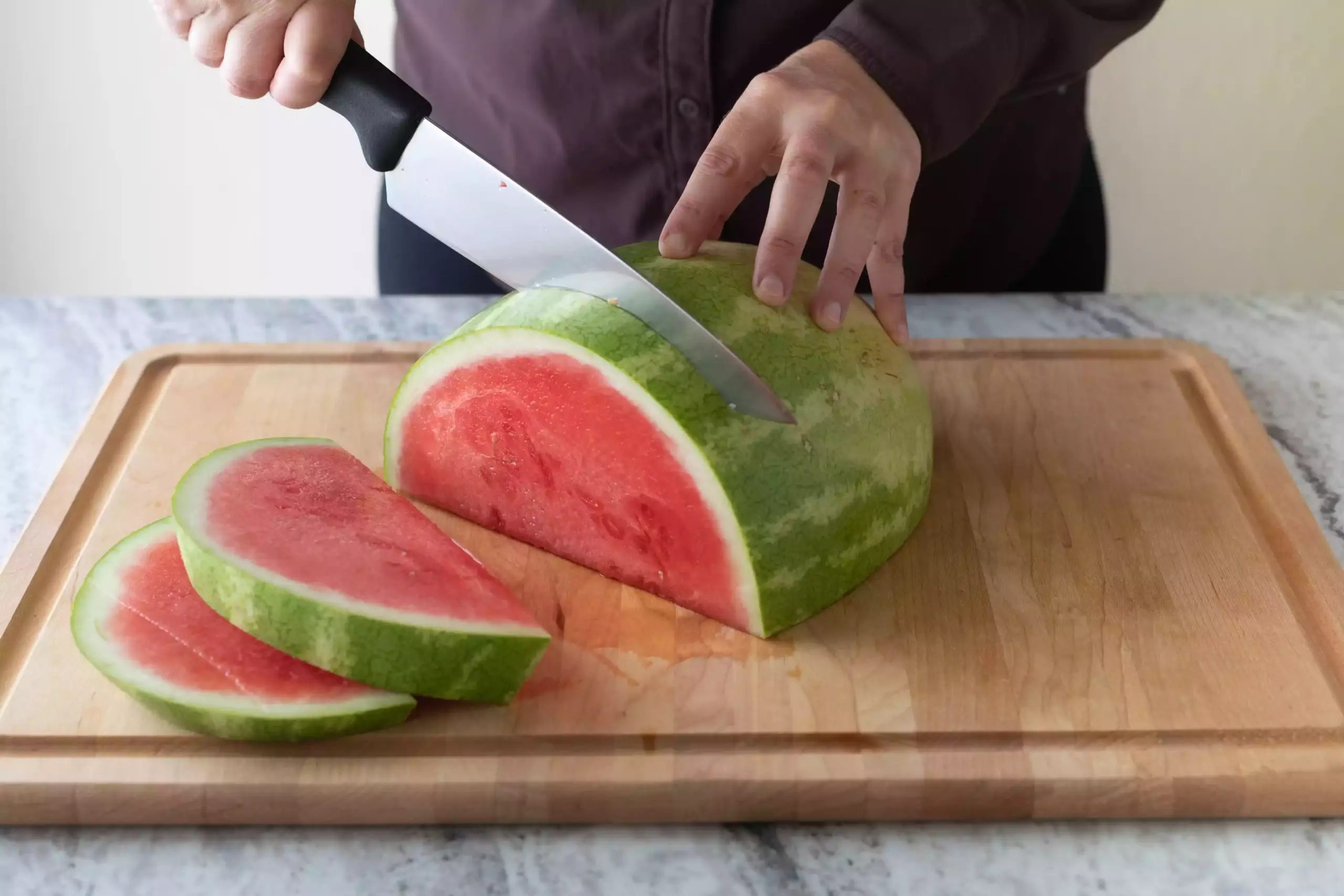 Couper une pastèque en tranches