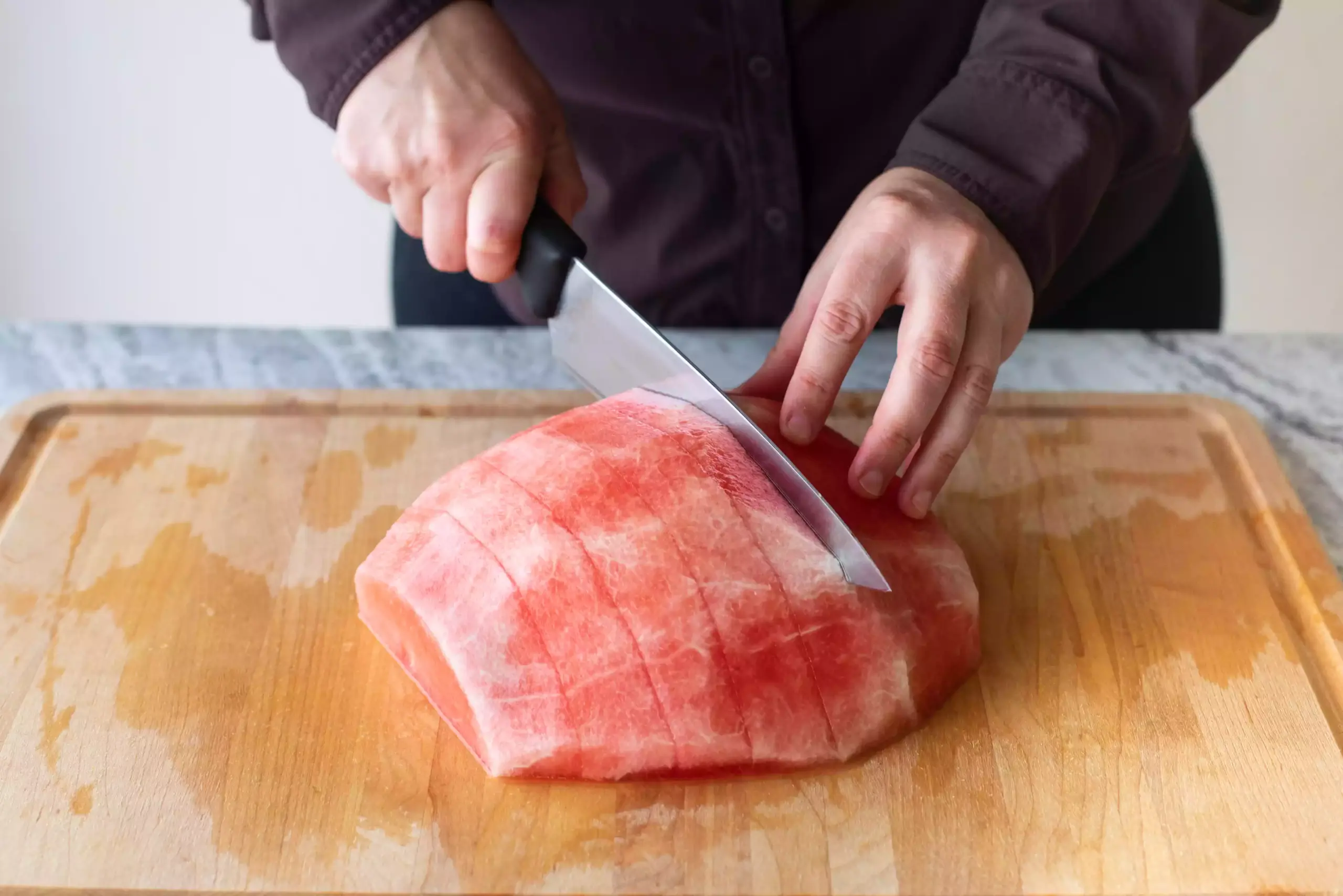 Couper la pastèque sans écorce en tranches