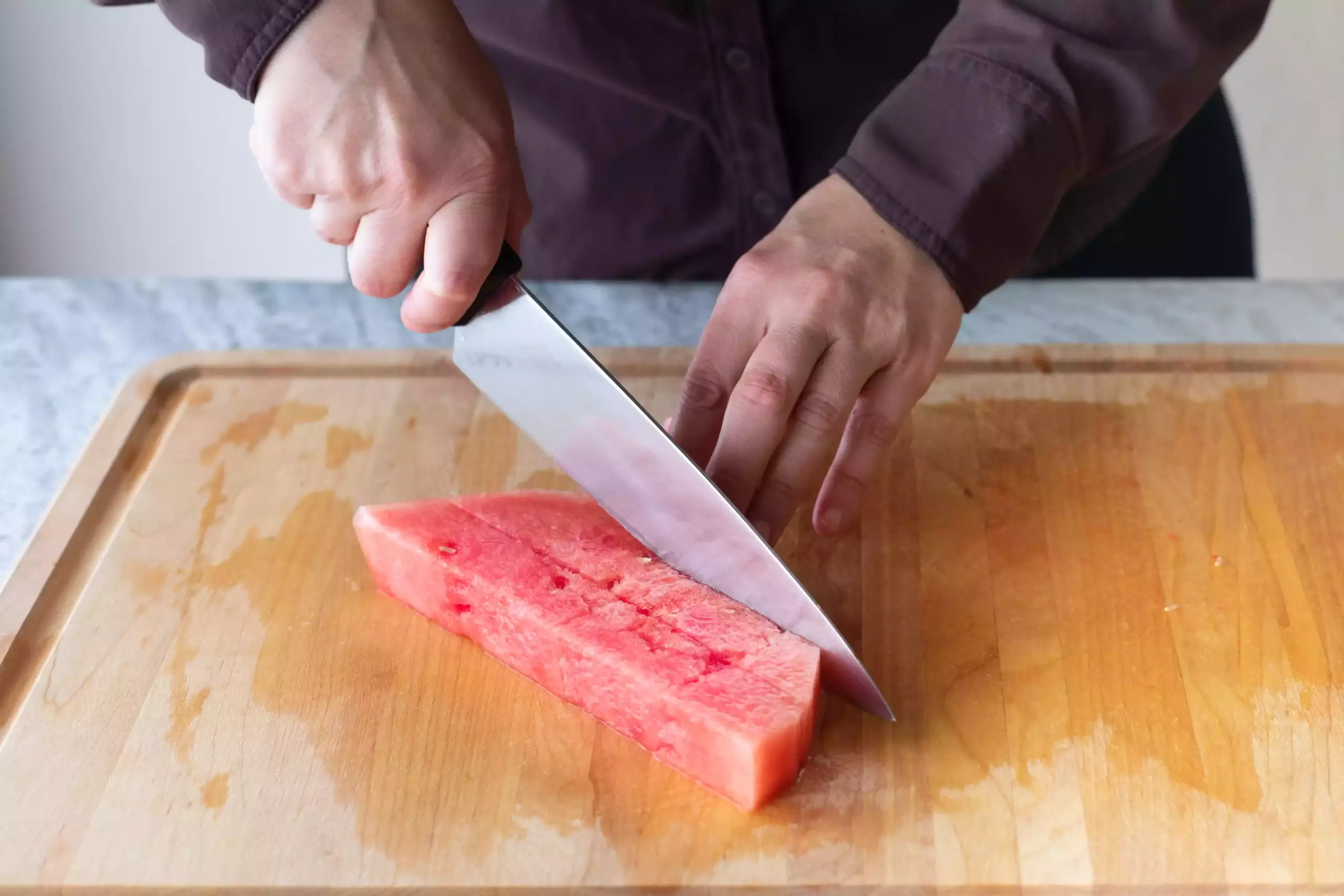 Trancher la pastèque en lanières