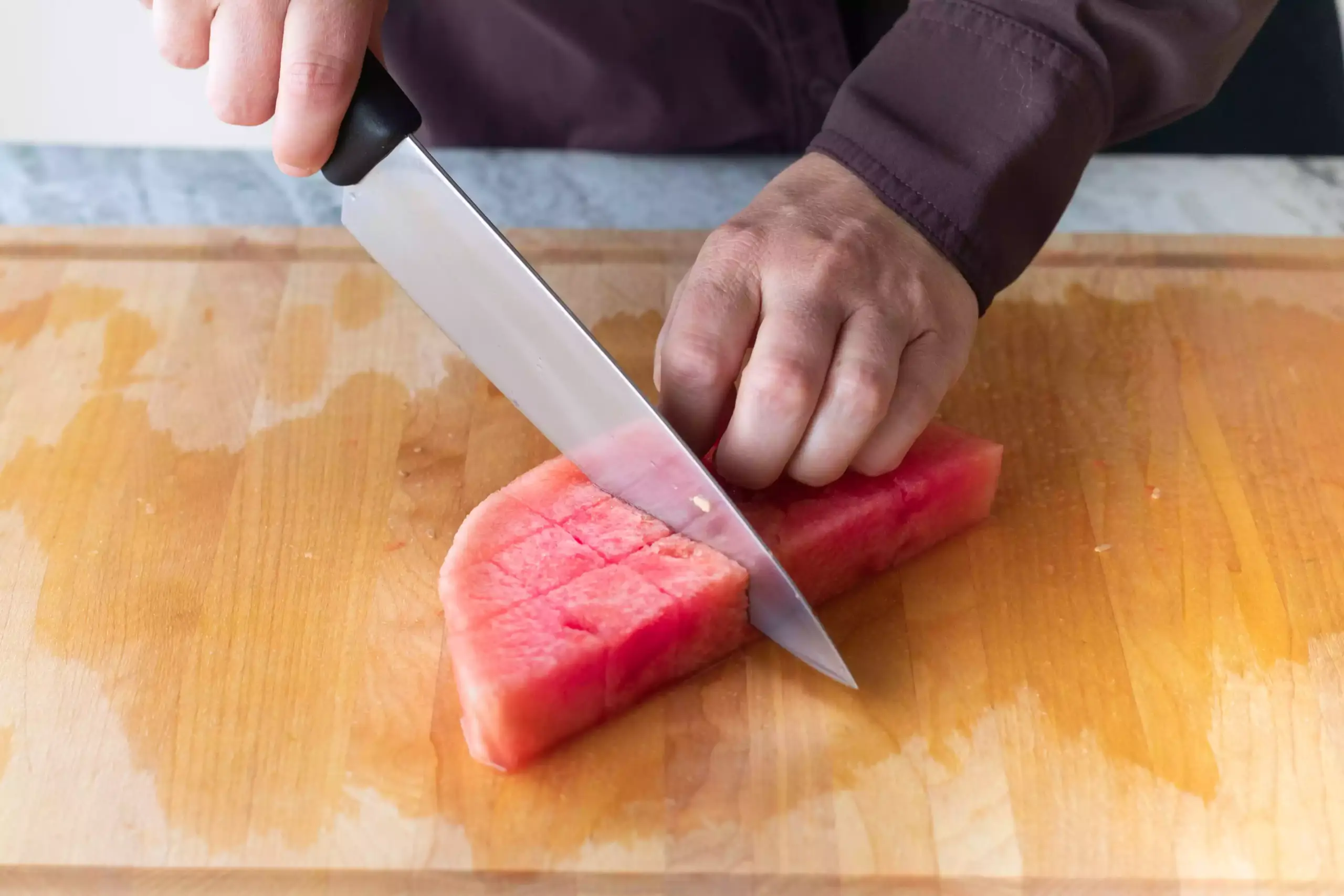 Couper la pastèque en cubes