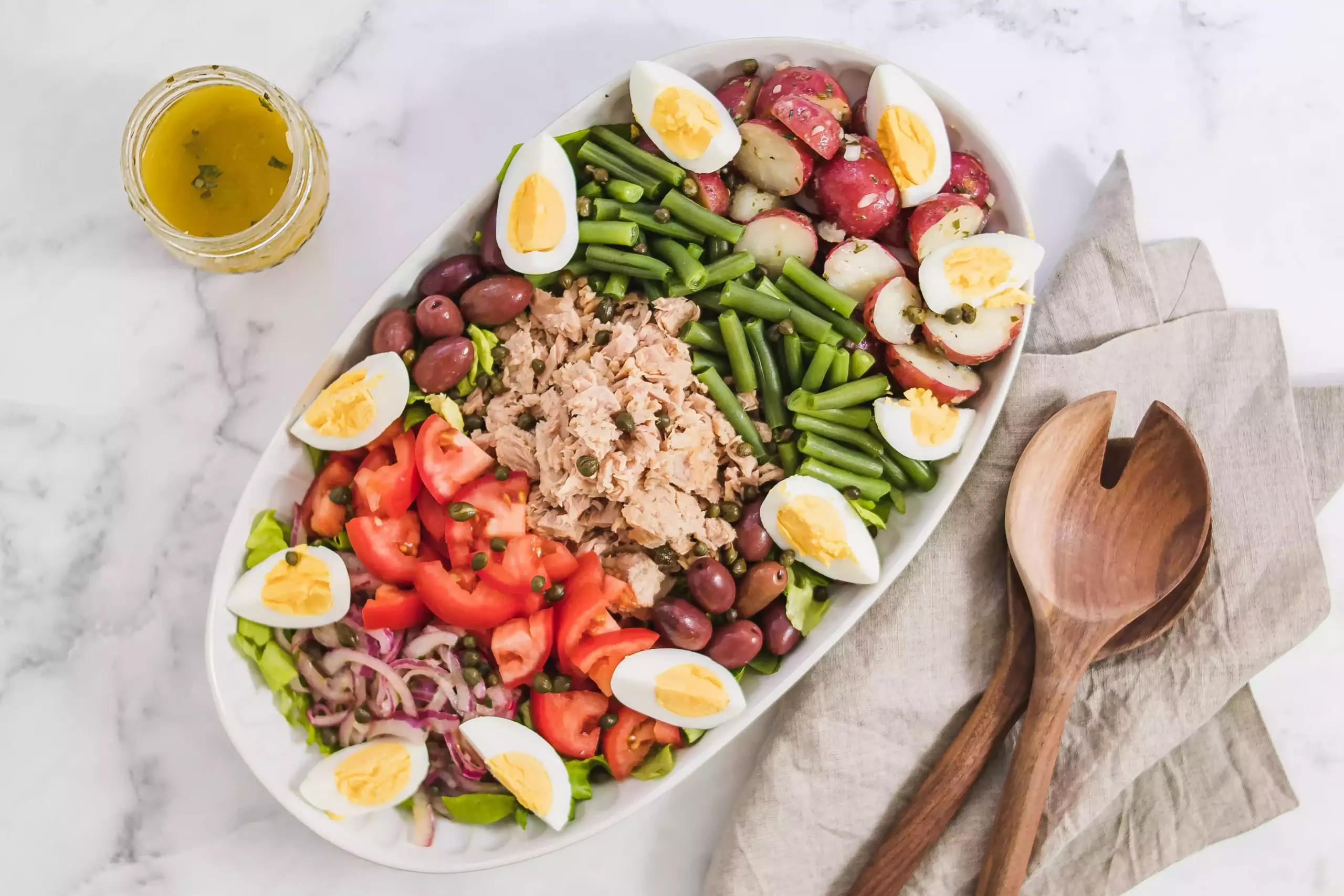 Vue aérienne d'un plateau de salade niçoise.